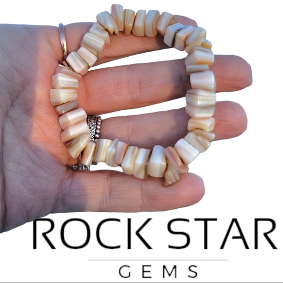 Rock Star Gems Jewelry - Carved Agate beaded bracelet looks like shell